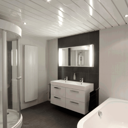 Badkamer met vochtbestendige plafondplaten Badkamer met vochtbestendige plafondplaten