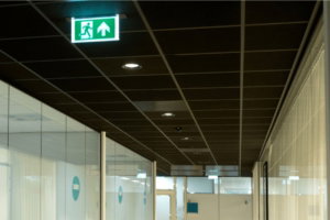 Zwart plafond kantoor