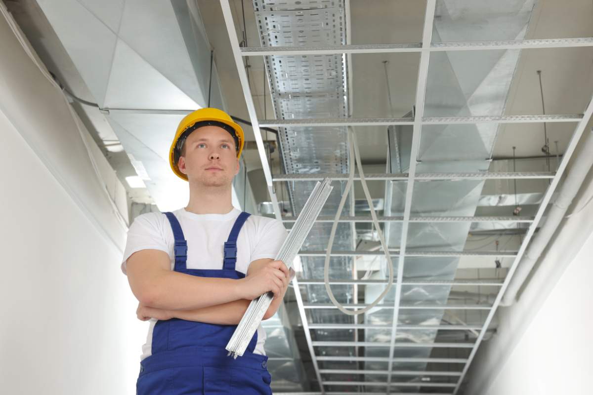 monteur standaard plafondrastersysteem