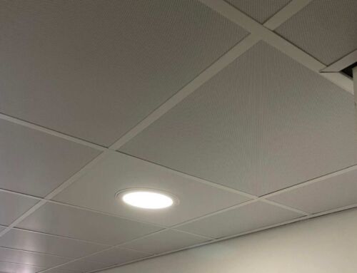 Metalen systeemplafond met geperforeerde plafondplaten