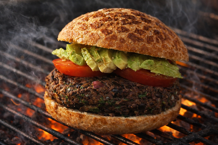 Gegrilde zwartebonenburger met avocado van de barbecue
