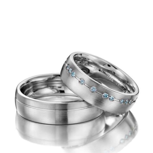 circles trouwringen-schitterende-trouw-ringen-met-24-blauwe-diamanten-rondom