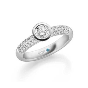 Platina-verlovingsring-met-een-grote-diamant-van-0.5-ct-en-36-van-0.01ct