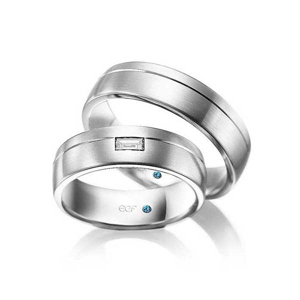 Trouwringen-in-het-witgoud-diamant-van-0.15-ct-in-baquette-slijpsel