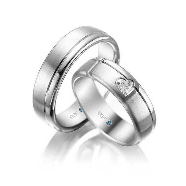 Trouwringen-met-een-hartvormig-geslepen-diamant-in-de-ring