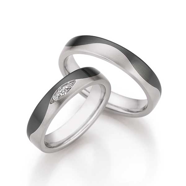 trouwringen titanium met zirkonium