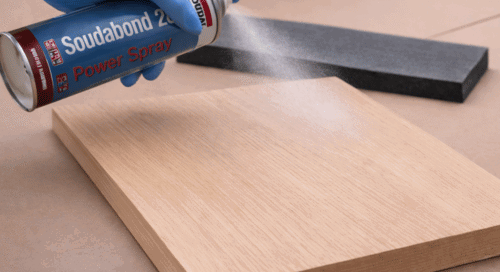 Lijm sprayen op hout voor verlijmijng rubber