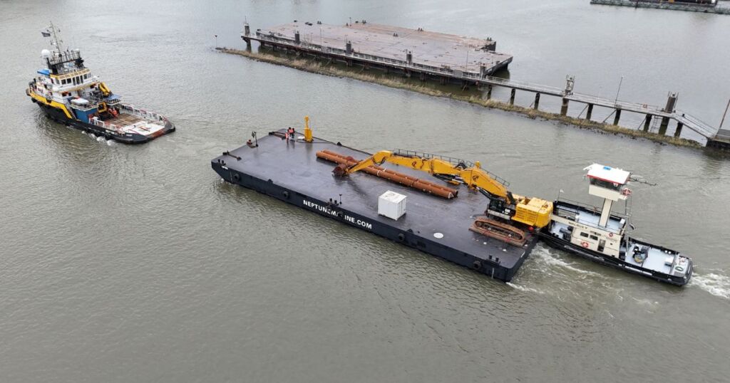 EuroTug Neptun 11 takes EuroPontoon NP683 in tow
