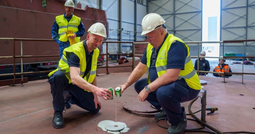 Keel laying tug