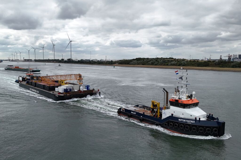 Neptun Foxtrot Neptun Foxtrot towing EuroPontoon