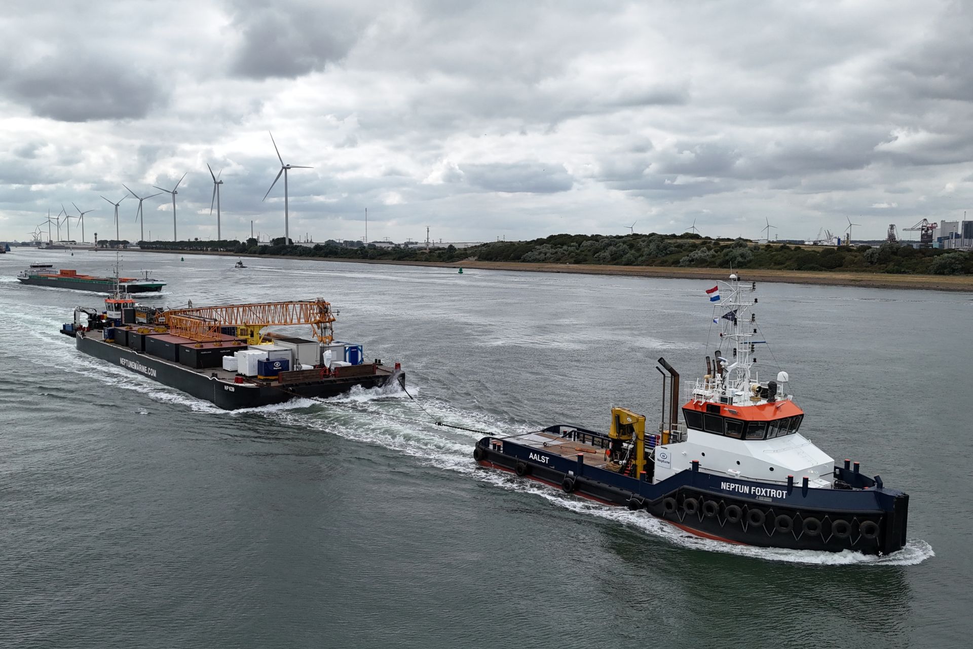 Neptun Foxtrot towing EuroPontoon
